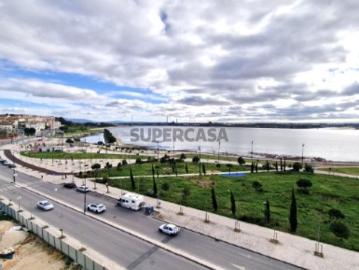 Venda em planta T4 Frente rio, varandas de 53,51 m2, 3 lugares de estacionamento e piscina comum