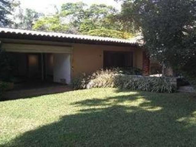 Venda ou Locação de casa na Cidade Jardins com 599 de área construída e 1.053m de terreno. Com 4 suí