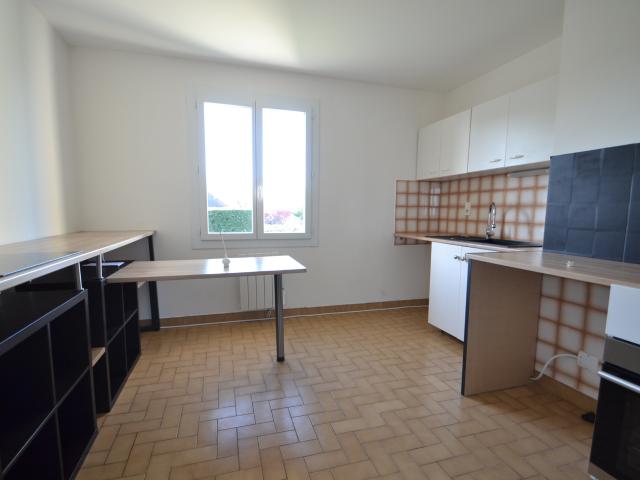 vendat, appartement f4 au 1er étage, avec garage et jardinet