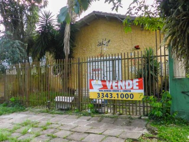 Vende Terreno com 2 Frentes no Água Verde!