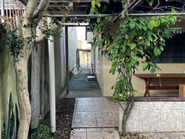 Vende uma casa mista no bairro Sarandi, terreno medindo 460m² plano com arvores frutíferas muito