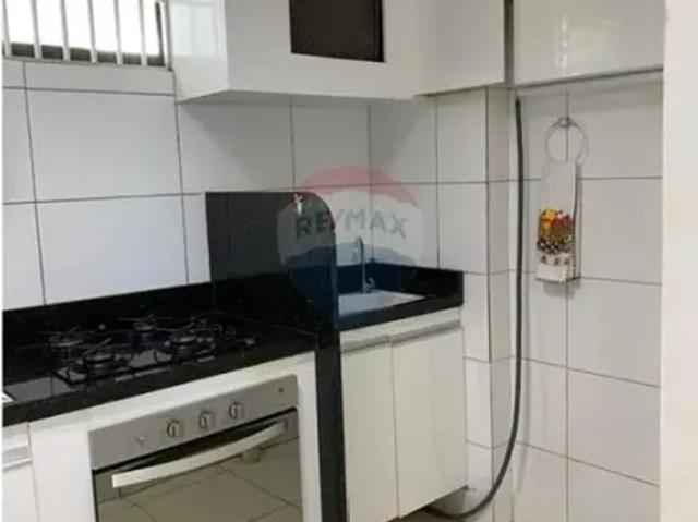 Vende Apto. Com 03 quartos, 02 banheiro, 01 suíte, sala e cozinha