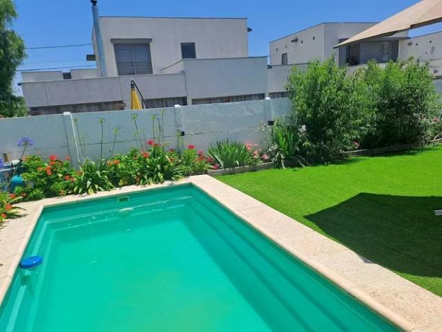 Vende Casa Mediterránea con Piscina en Til 1727 | dormitorios por 4750.00 en Tiltil