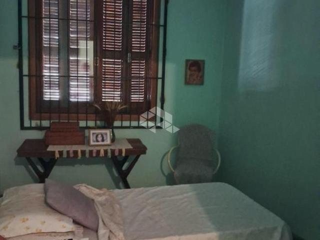 Vende casa no miolo do bairro Cidade Baixa