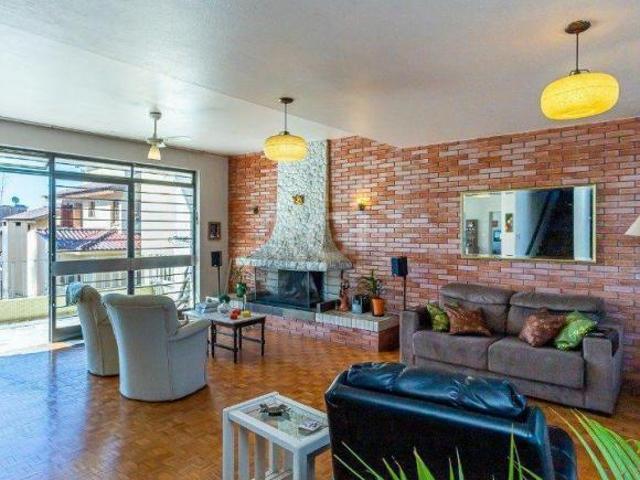 Vende casa com 05 quartos e garagem para 5 carros