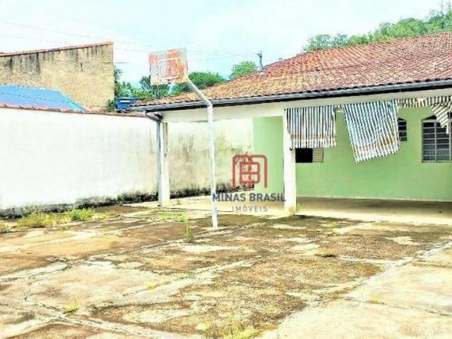 Vende casa, com 3 dormitórios, com ótima localização, próximo do centro, no bairro BPS em Itajubá/MG