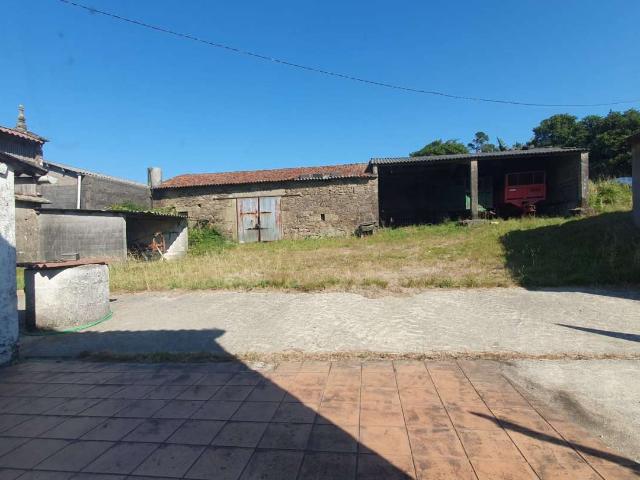VENDE CASA CON FINCA DE UNA HECTAREA A 10 MINUTOS DE SANTIAGO DE COMPOSTELA