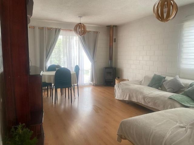Vende casa en condominio, luminosa, excelente conectividad