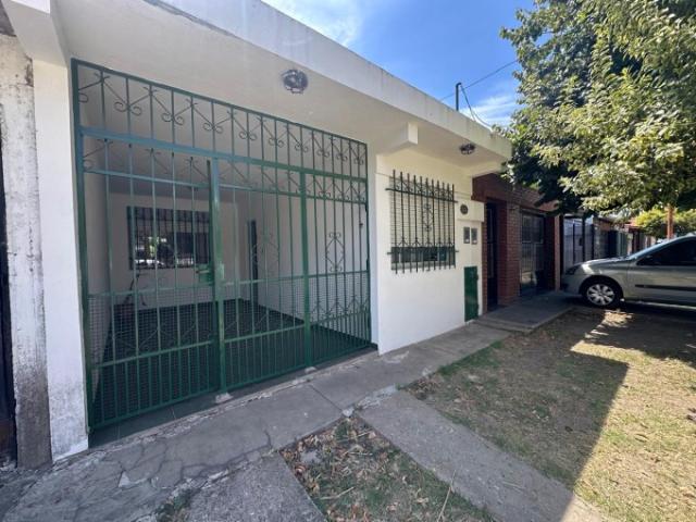 VENDE casa ubicada en Peatonal 4 / 1030