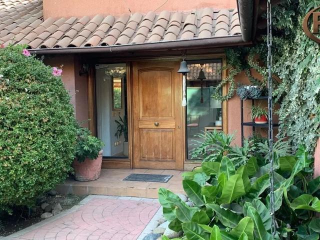 Vende Casa 2 Pisos, 5D, 5B. Piscina. Condominio Los Nogales Huechuraba