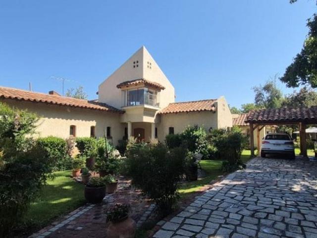 Vende casa 6d+sala estar+6b+bod+10 est+quincho+piscina