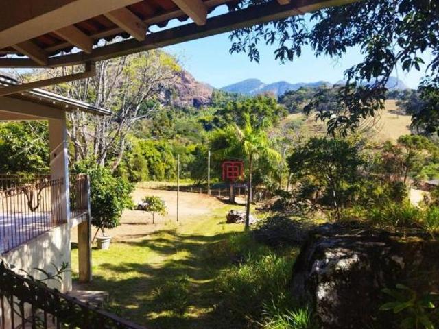 VENDE Chácara em Piranguçu com 2 casas com 3 dormitórios, sendo 2 suítes, com muito Verde para você