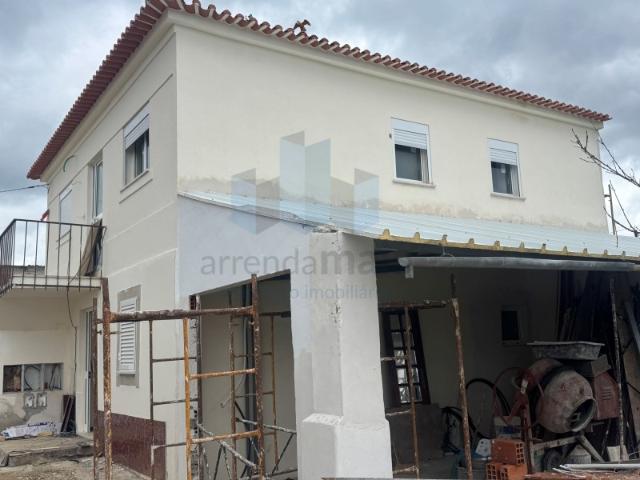 Vende de Moradia T4 Duplex, com 2 andares independentes com garagem. NOVA