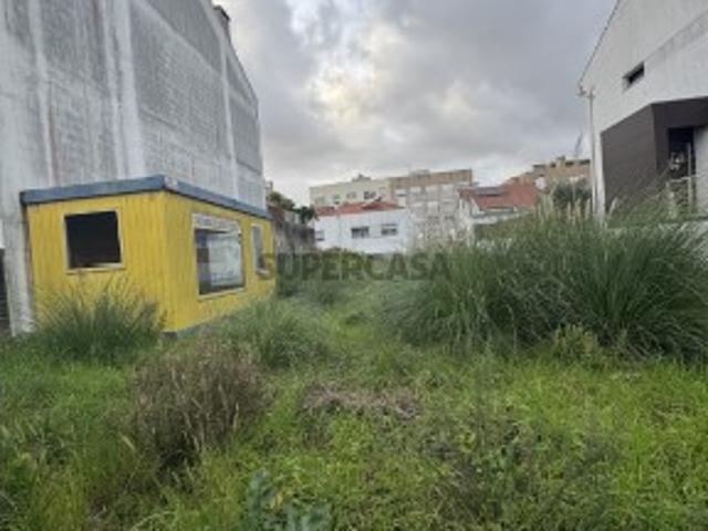 VENDE E TERRENO PARA CONSTRUÇÃO