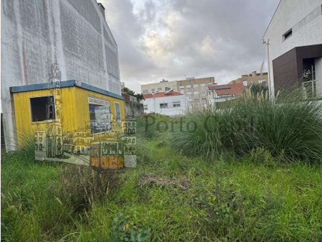 VENDE E TERRENO PARA CONSTRUÇÃO