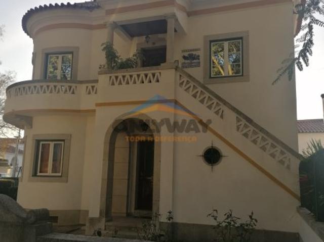 VENDE EM EXCLUSIVO MORADIA T3+1 AV D. LEONOR DE OLIVEIRA FERNANDES