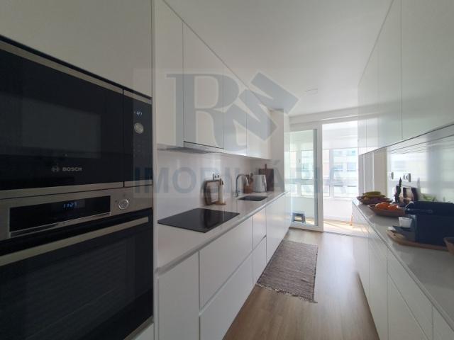 Vende se T3, completamente remodelado. Portela LRS