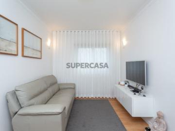 Vende se T0 convertido em T1 em Rio de Mouro