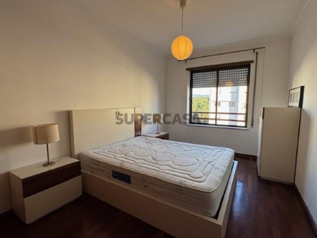 Descubra o seu refúgio moderno em Eiras e São Paulo de Frades, Coimbra, com 2 quartos e elevador, perto de tudo o que precisa. Viva com conforto e conveniência. Perto de auto estrada, escolas, farmácias, hipermercados e transportes públicos. Desfrute de vistas deslumbrantes para a cidade e jardim. A sua nova vida espera por si