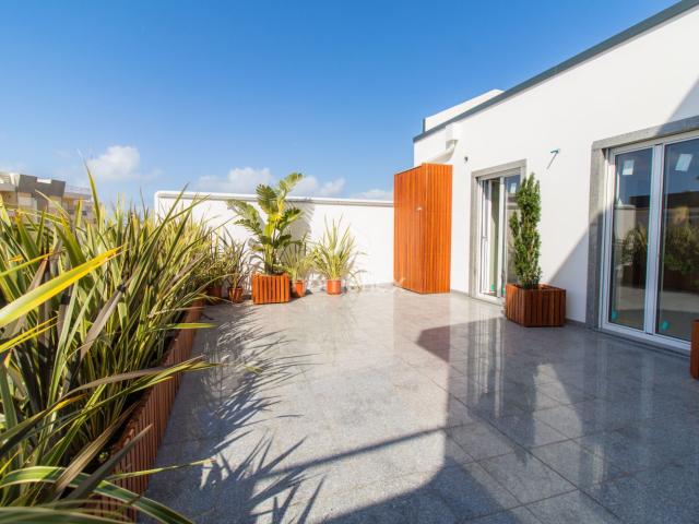 Vende se T2 com terraço e parqueamento, no Bairro Novo e junto à praia!