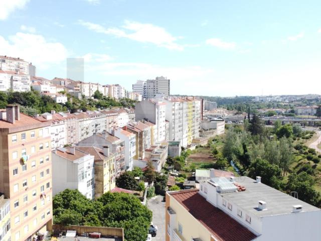 VENDE SE T2 com Terraço e Sotão de USO EXCLUSIVO junto à Estação de Queluz