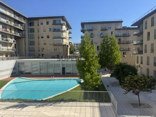 Vende se T2 em condomínio fechado com piscina na Quinta da Portela