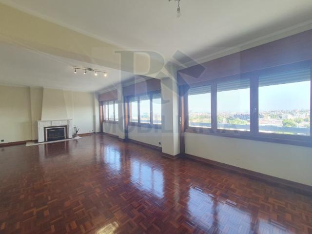 Vende se T5 no Edificio Concórdia, Portela, c/2 estacionamentos