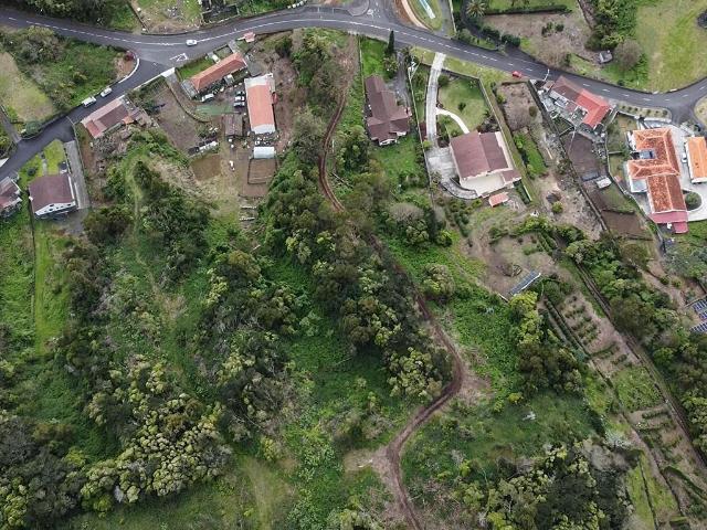 Vende se terreno com 43.000 m², localizado na Urzelina, concelho de Velas, na Ilha de São Jorge