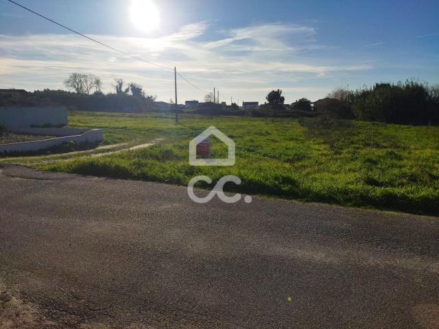 VENDE SE Terreno com a área de 315 m2, localizado no aglomerado urbano na zona de Vieira de Leiria. Consulte nos