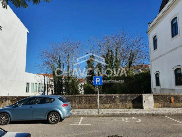 Vende se Terreno e Moradia para Construção ou Restauro no centro Oliveira do Bairro