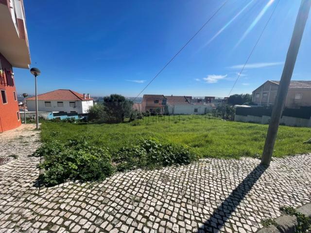 Vende se Terreno para construção no Casal da Mira, na Amadora