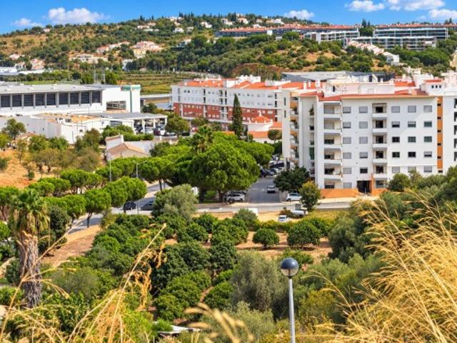 Vende se Terreno para Superfície Comercial com Excelente Visibilidade EN125 Lagos, Algarve
