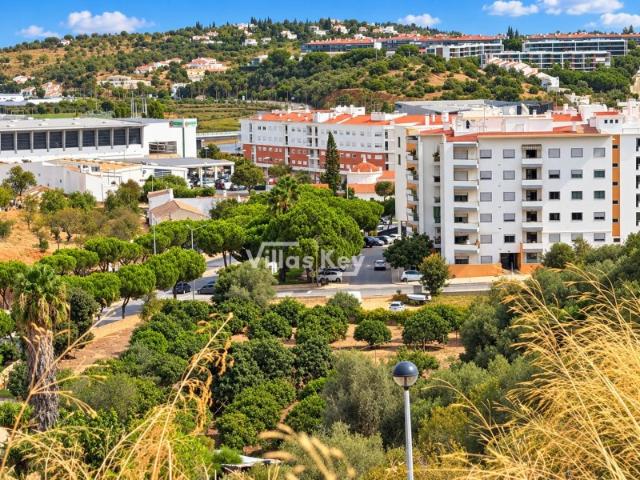 Vende se Terreno para Superfície Comercial com Excelente Visibilidade EN125 Lagos, Algarve