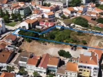 Vende se Terreno urbano de 2.810 m2 com viabilidade de construção de 4 prédios para 60 fogos
