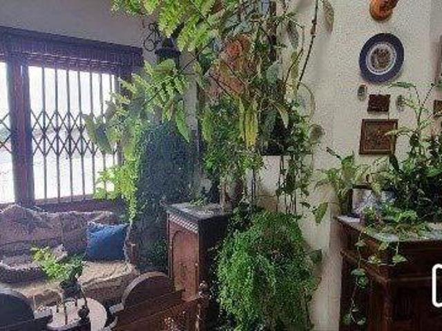 Vende se ampla casa 6 quartos, 2 suítes, 5 vagas de garagem, churrasqueira e dua