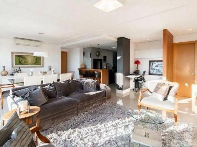 Vende se amplo apartamento com 3 suítes e 2 vagas Petrópolis