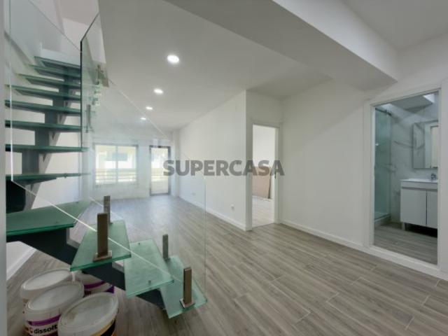 Vende se apartamento T3 duplex com 2 salas, varandas e estacionamento para 2 viaturas | Costa de Caparica, em Almada