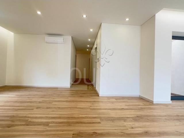 Vende se Apartamento T3 Remodelado com Terraço Espinho