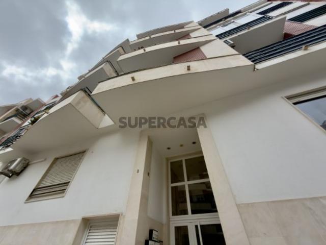 Vende se apartamento T2 totalmente remodelado com vistas desafogadas | Feijó, em Almada