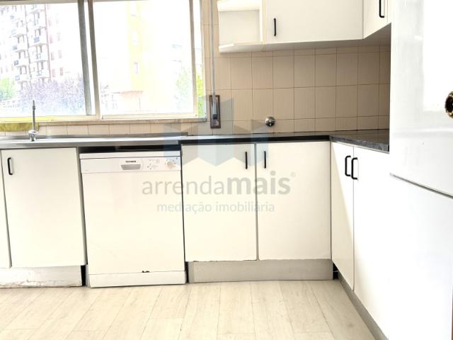 Vende se apartamento T2 com area de T3 no centro da Solum