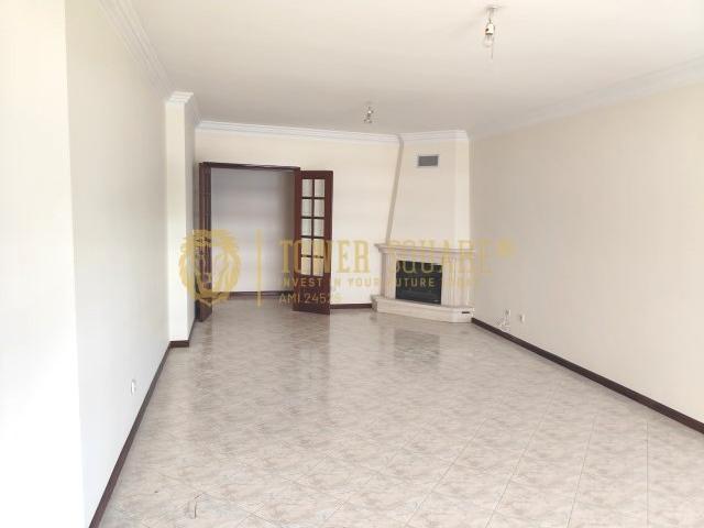 Vende se Apartamento T2, Com Boas Áreas