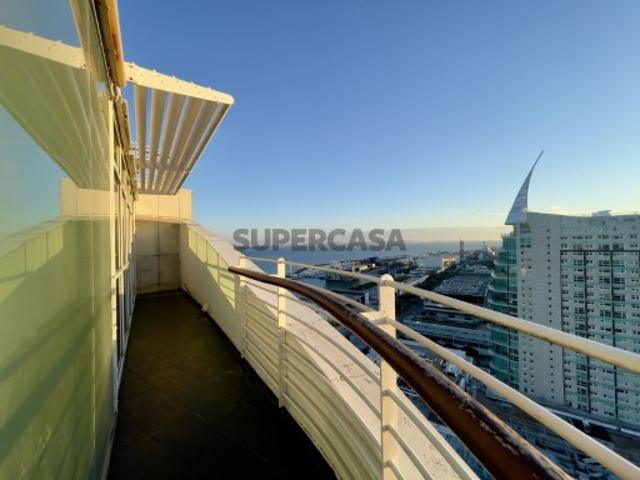 Vende se apartamento T2 duplex de luxo no último andar da Torre São Rafael | Parque das Nações, em Lisboa