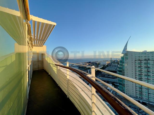 Vende se apartamento T2 duplex de luxo no último andar da Torre São Rafael | Parque das Nações, em Lisboa