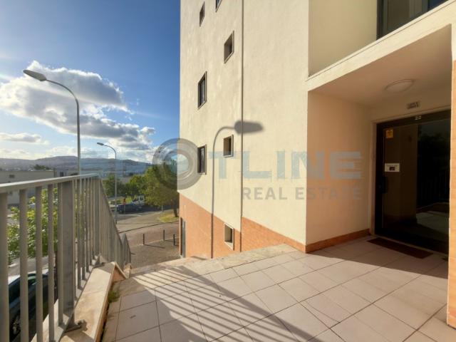 Vende se apartamento T2, no estado atual, com 1 lugar de estacionamento e arrecadação | Ameixoeira, em Lisboa