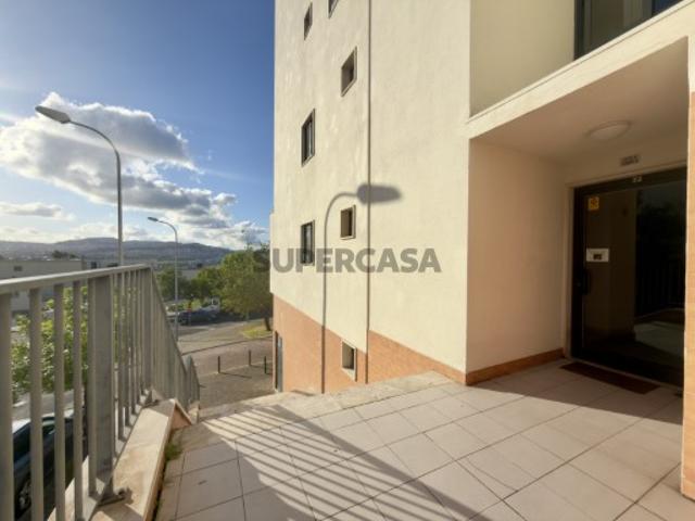 Vende se apartamento T2, no estado atual, com 1 lugar de estacionamento e arrecadação | Ameixoeira, em Lisboa