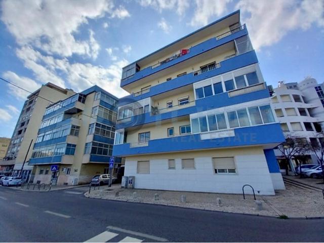 Vende se apartamento T4 totalmente remodelado | Laranjeiro, em Almada
