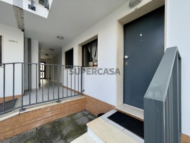 Vende se apartamento T4 com 2 lugares de estacionamento e arrecadação | Ameixoeira, em Lisboa