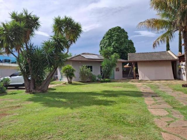 VENDE SE BELISSÍMA CASA EM LOCAL PRIVILEGIADO!