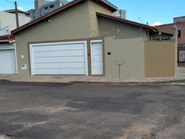 Vende se casa ampla, 3 quartos sendo uma suíte, sala, copa, área de serviço, garagem para 2 carros