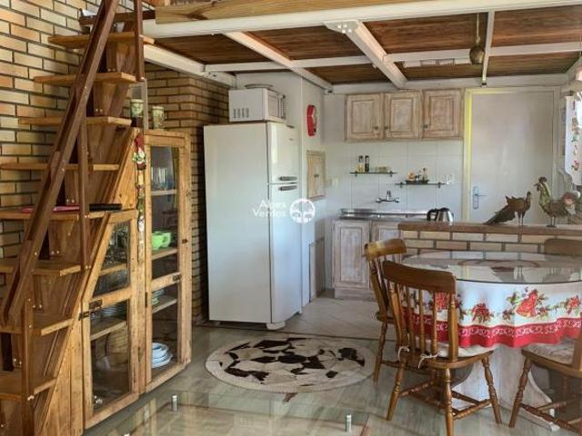 VENDE SE CASA COM 03 QUARTOS NA CIDADE DE GRAMADO, A 05 MINUTOS DO CENTRO